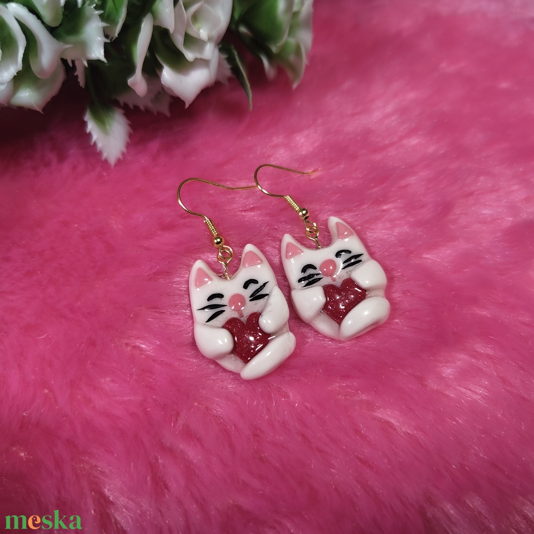 Szívecskés polyclay cica fülbevaló - ékszer - fülbevaló - lógó fülbevaló - Meska.hu