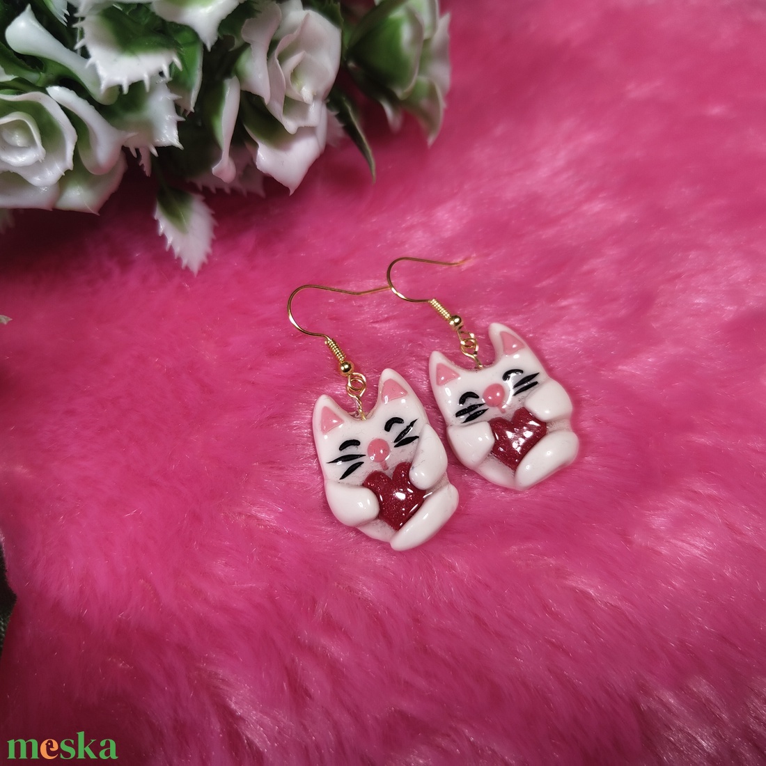 Szívecskés polyclay cica fülbevaló - ékszer - fülbevaló - lógó fülbevaló - Meska.hu