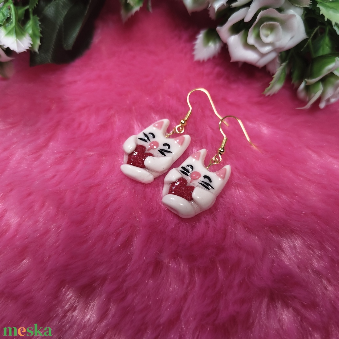 Szívecskés polyclay cica fülbevaló - ékszer - fülbevaló - lógó fülbevaló - Meska.hu