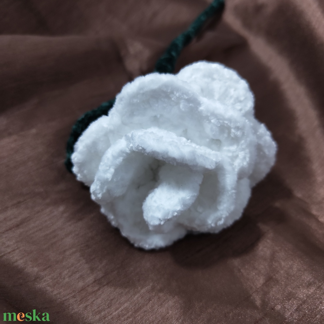 Horgolt fehér zsenília rózsa - otthon & életmód - virágdekoráció - virágok - szálas virág - Meska.hu