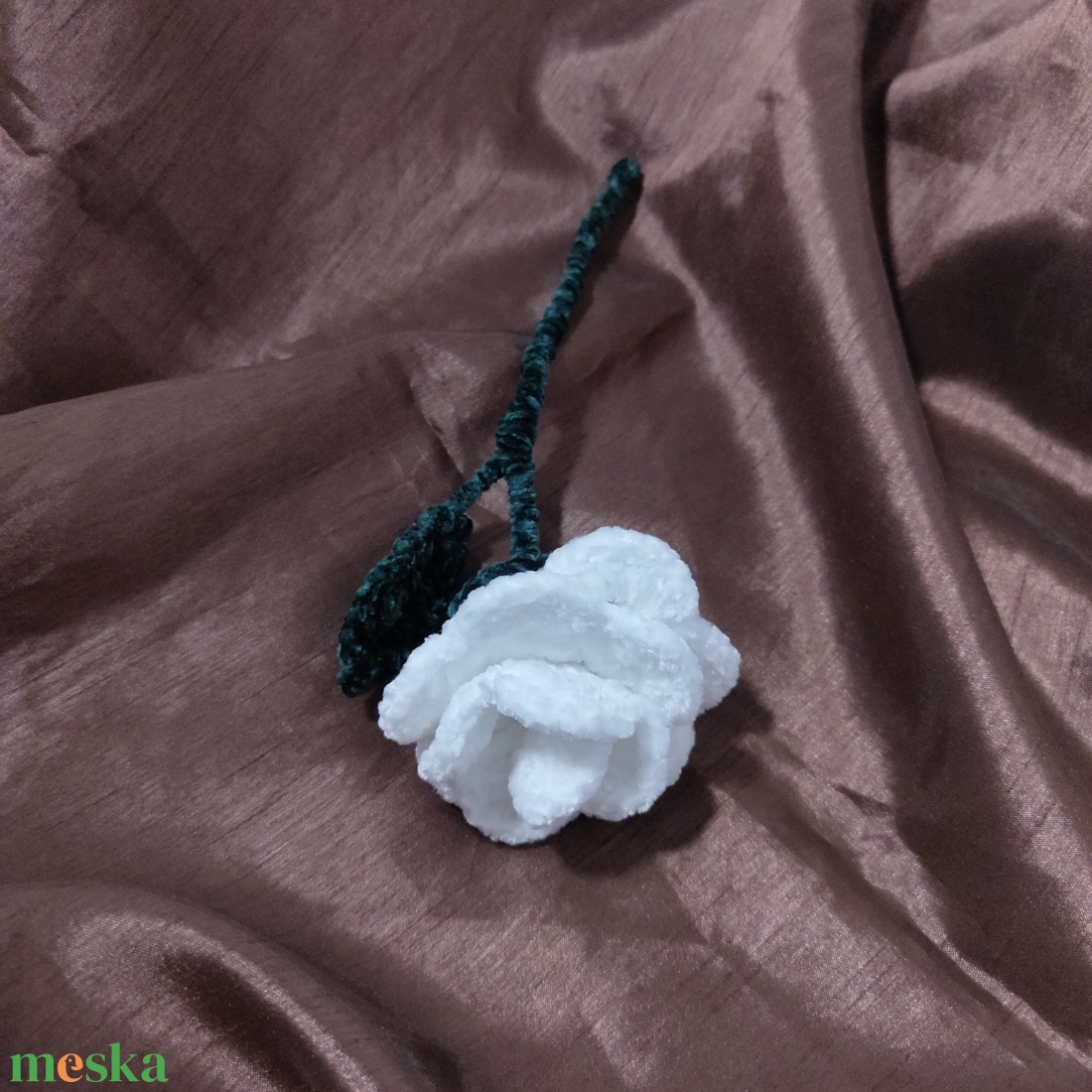 Horgolt fehér zsenília rózsa - otthon & életmód - virágdekoráció - virágok - szálas virág - Meska.hu