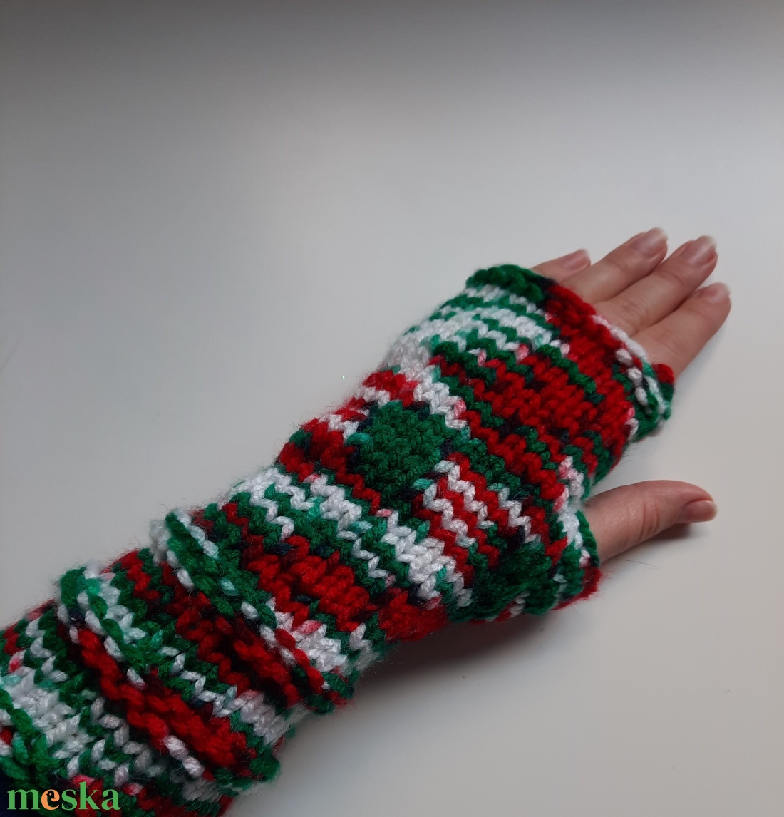 Horgolt karmelegítők - Ujjatlan kesztyűk - Magyarország zászló színei - Kesztyűk vegetáriánusoknak - Karácsonyi ajándékö - ruha & divat - sál, sapka, kendő - kesztyű - Meska.hu