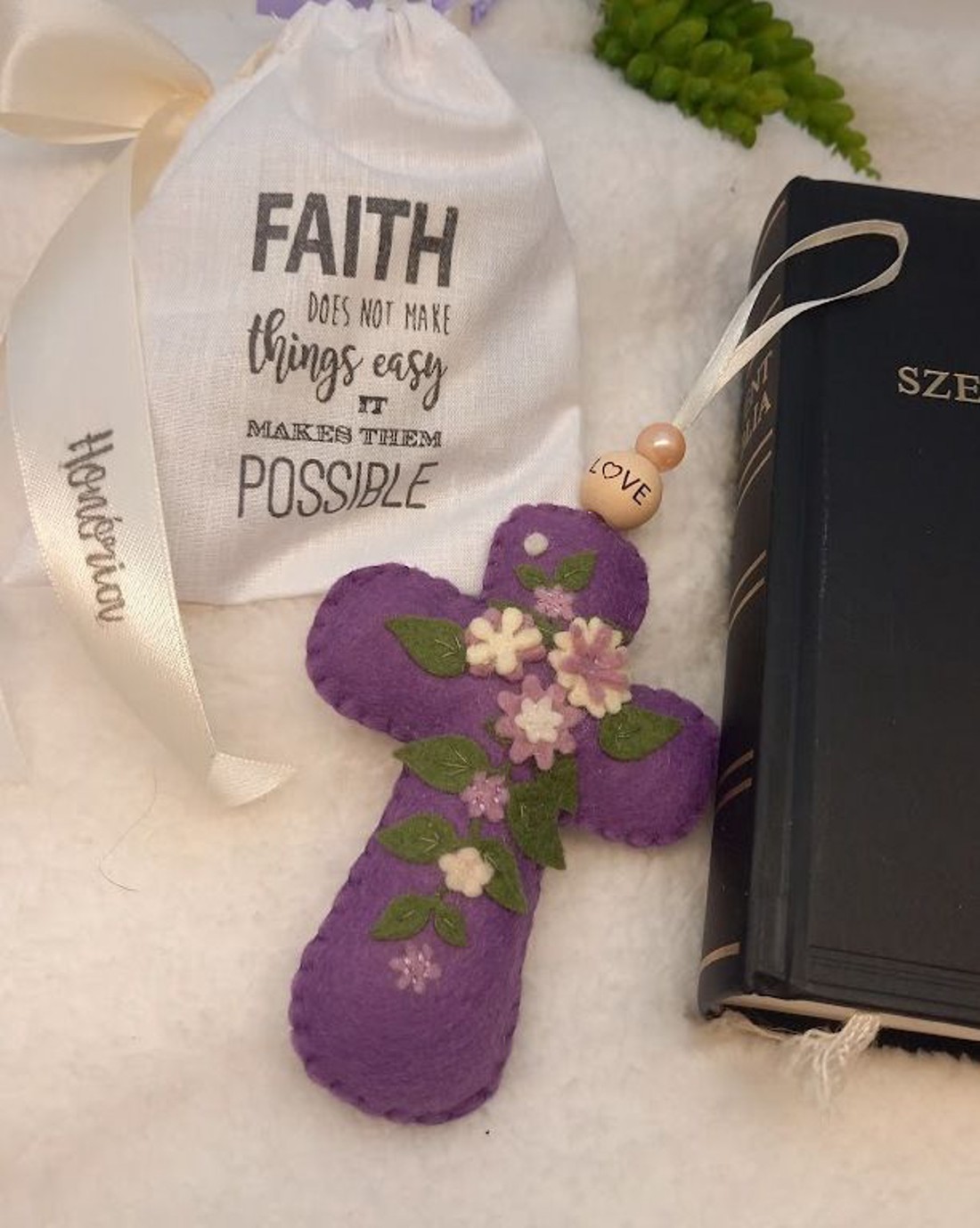 Kereszt, filc virágokkal-Bibliai igés zsákban-LOVE-lila - otthon & életmód - vallás - kereszt - Meska.hu