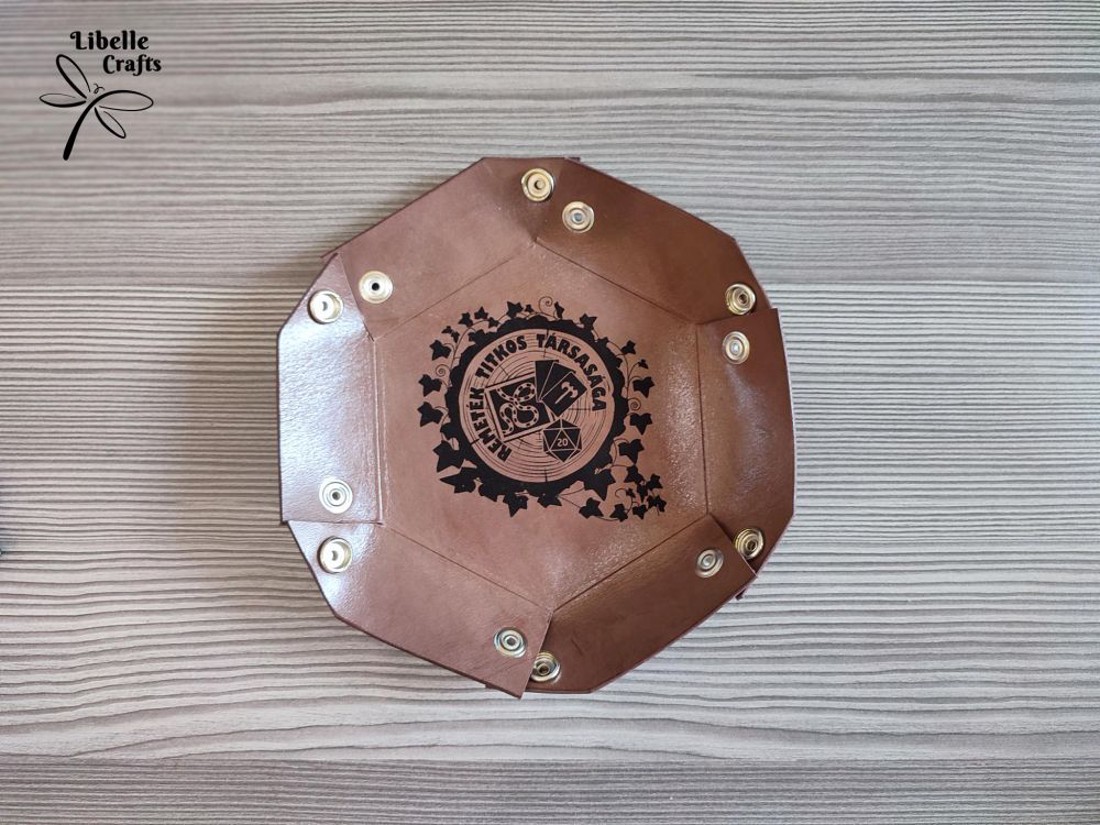 Remeték Titkos Társasága logóval ellátott kockadobó tálca - játék & sport - táblajáték és kártyajáték - társasjátékok - dobókocka - Meska.hu