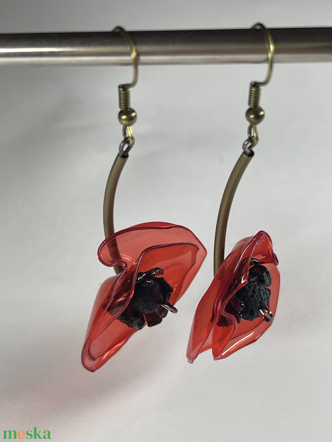 Pipacs lógó fülbevaló, újrahasznosított virág - ékszer - fülbevaló - lógó fülbevaló - Meska.hu