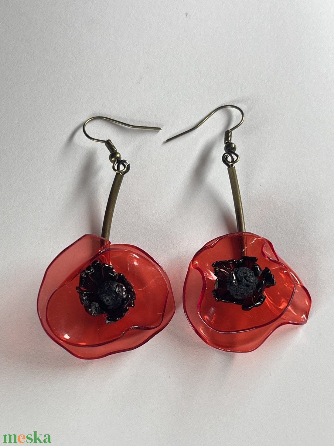 Pipacs lógó fülbevaló, újrahasznosított virág - ékszer - fülbevaló - lógó fülbevaló - Meska.hu