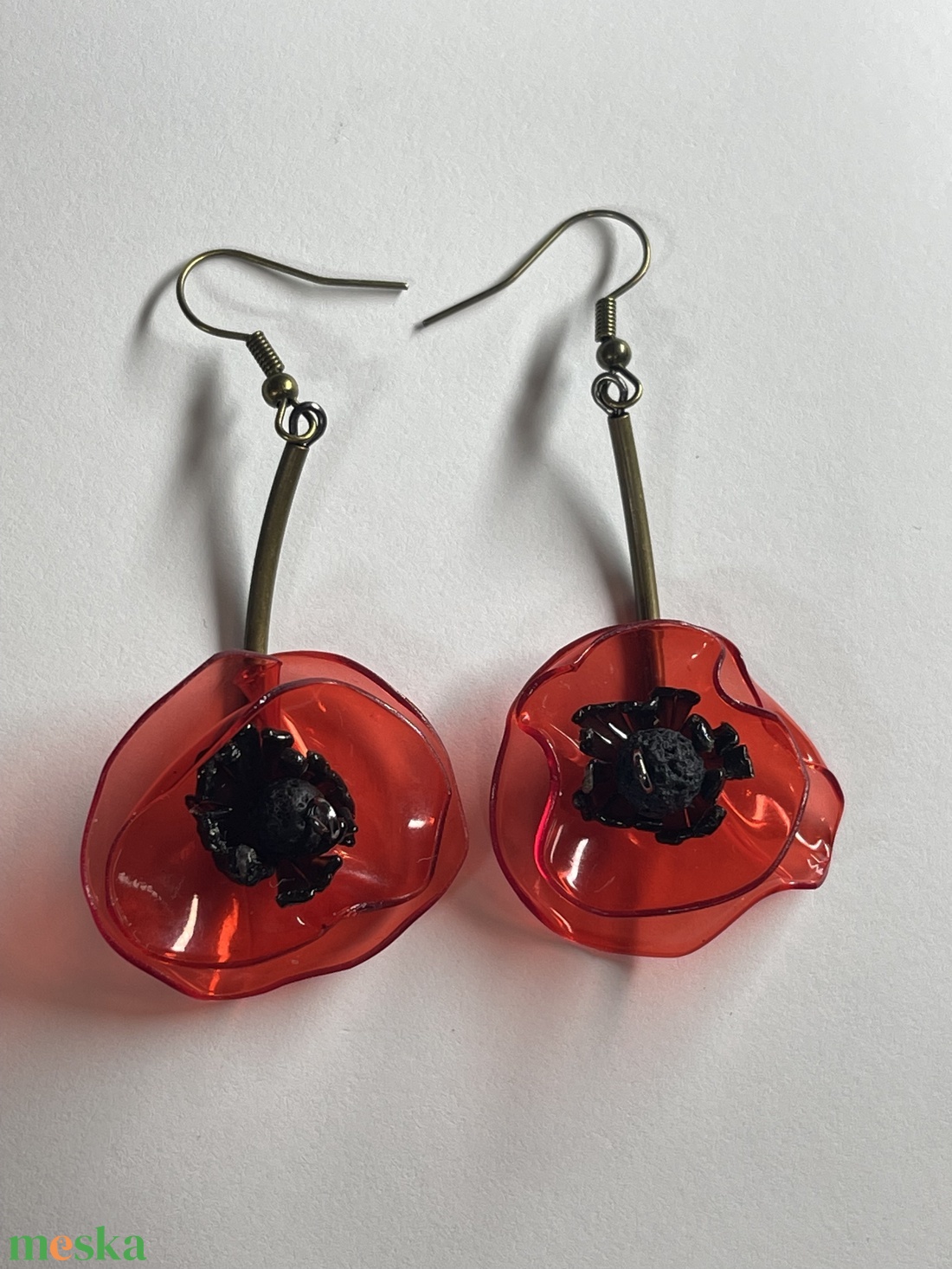 Pipacs lógó fülbevaló, újrahasznosított virág - ékszer - fülbevaló - lógó fülbevaló - Meska.hu