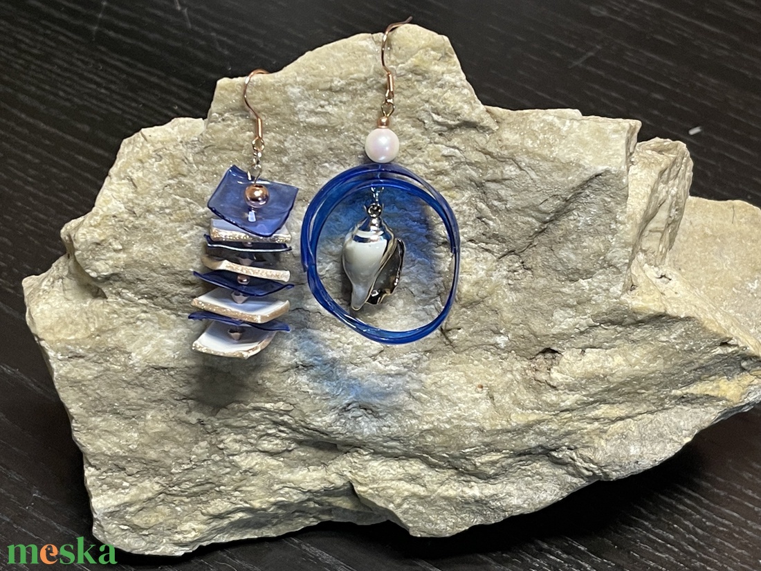 Felemás lógó kagylós fülbevaló  kobaltkék kiegészítővel - ékszer - fülbevaló - lógó fülbevaló - Meska.hu