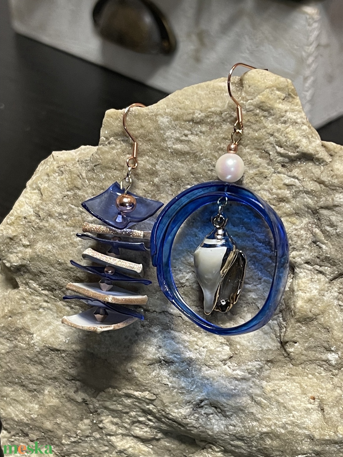 Felemás lógó kagylós fülbevaló  kobaltkék kiegészítővel - ékszer - fülbevaló - lógó fülbevaló - Meska.hu
