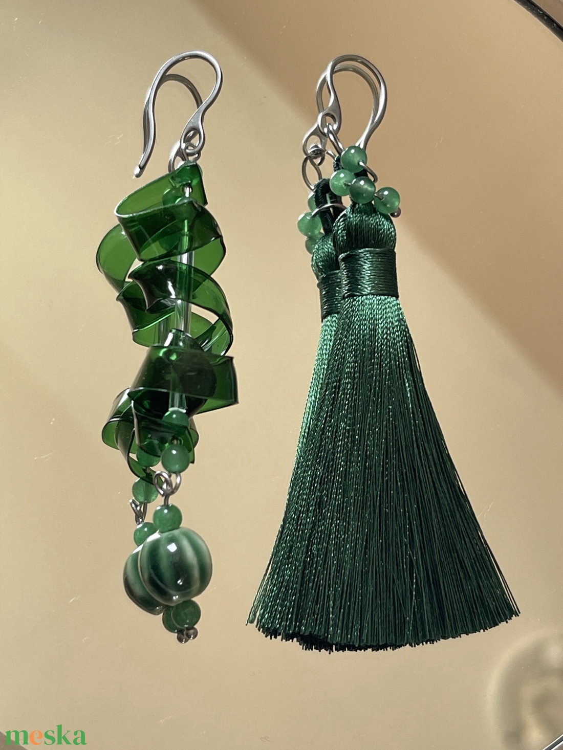 Méregzöld/ smaragd zöld felemás fülbevaló absztrakt stílusban  - ékszer - fülbevaló - lógó fülbevaló - Meska.hu