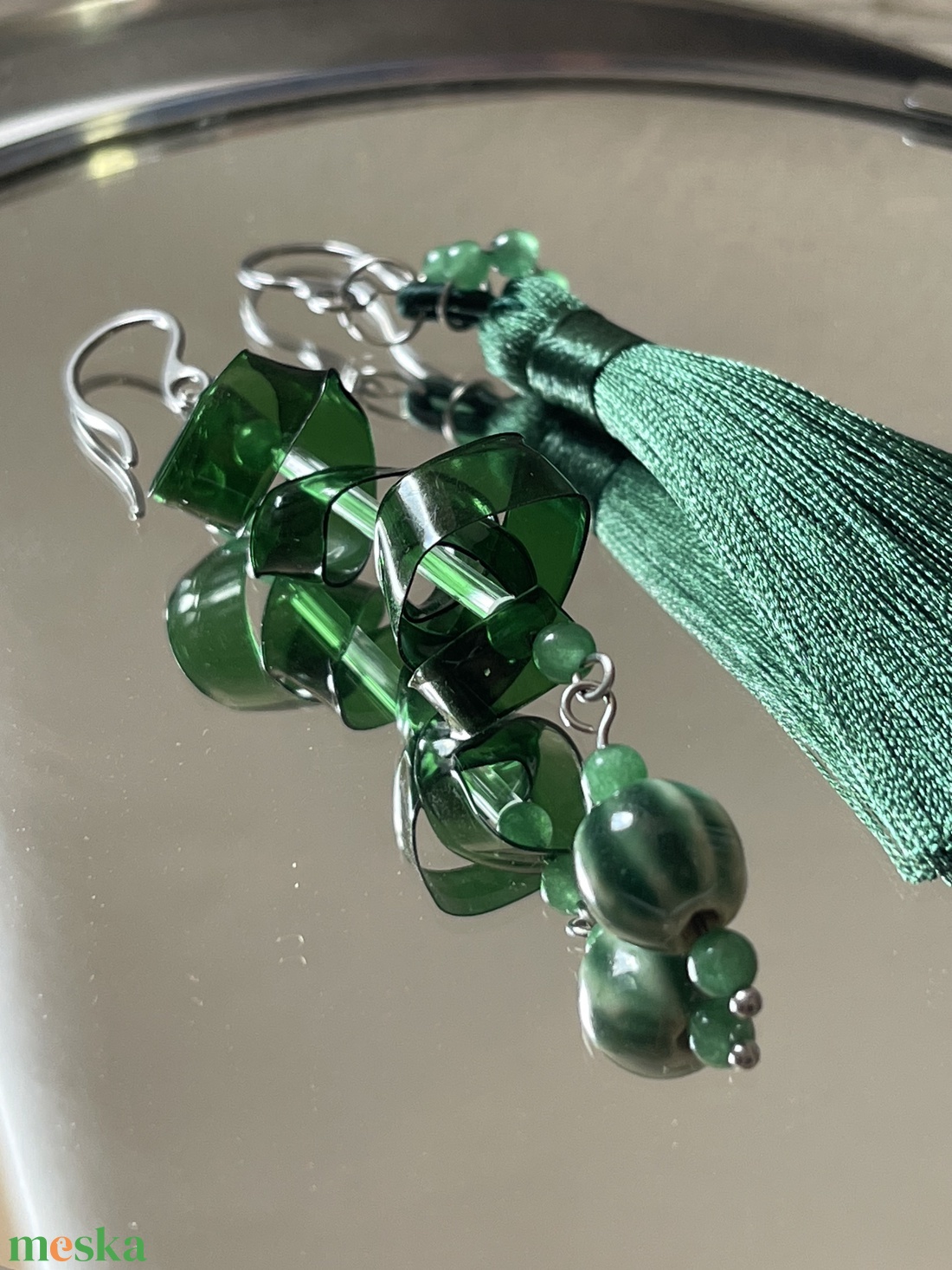 Méregzöld/ smaragd zöld felemás fülbevaló absztrakt stílusban  - ékszer - fülbevaló - lógó fülbevaló - Meska.hu