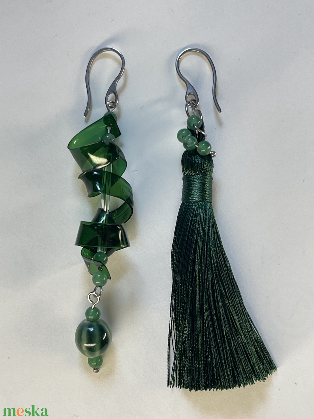 Méregzöld/ smaragd zöld felemás fülbevaló absztrakt stílusban  - ékszer - fülbevaló - lógó fülbevaló - Meska.hu