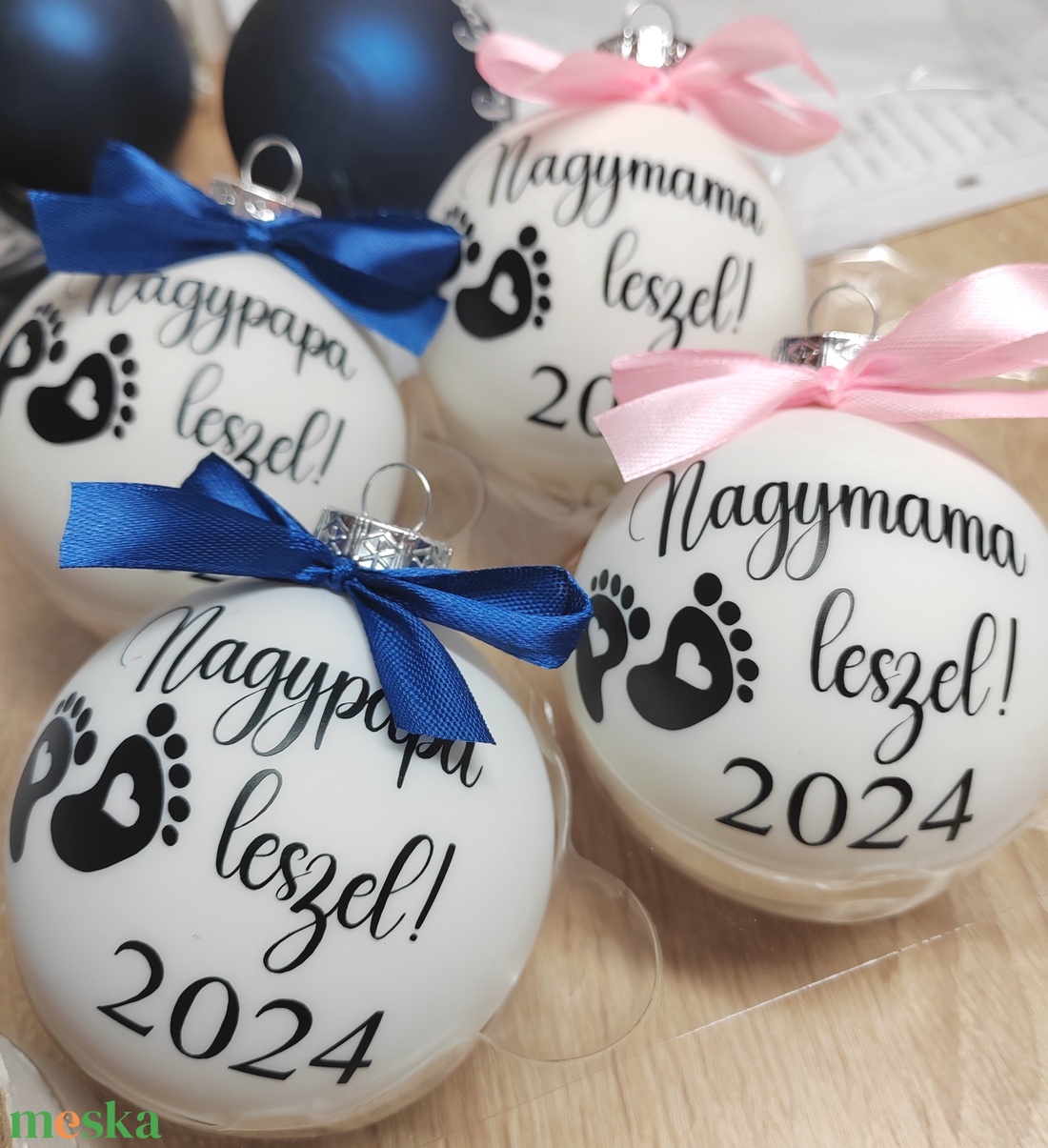 Baba bejelentő karácsonyi gömb - Nagymama, nagypapa, nagynéni stb. - karácsony - karácsonyi lakásdekoráció - karácsonyfadíszek - Meska.hu