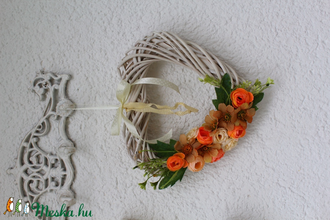 Anyáknai, tavaszi szív alakú virágos KOPOGTATÓ, ajtódísz, koszorú  - otthon & életmód - dekoráció - Meska.hu