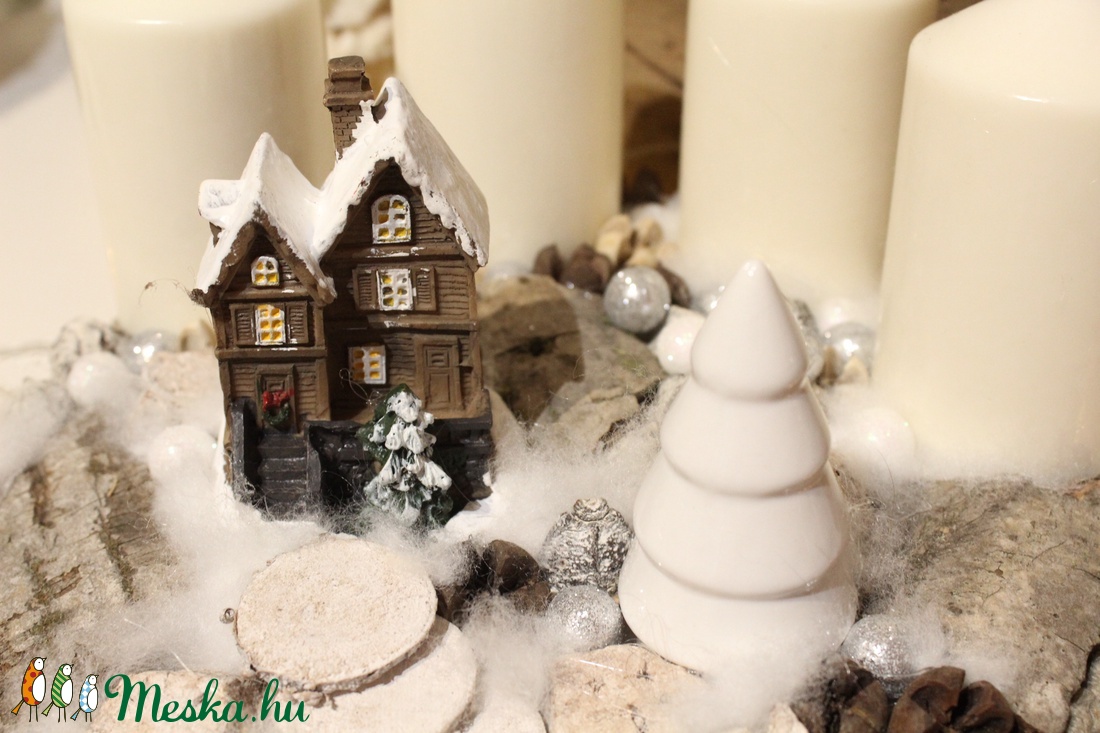 Karácsonyi mesevilág- világító házikós adventi koszorú, karácsonyi dekoráció, asztaldísz  - karácsony - adventi díszek - adventi koszorú - Meska.hu