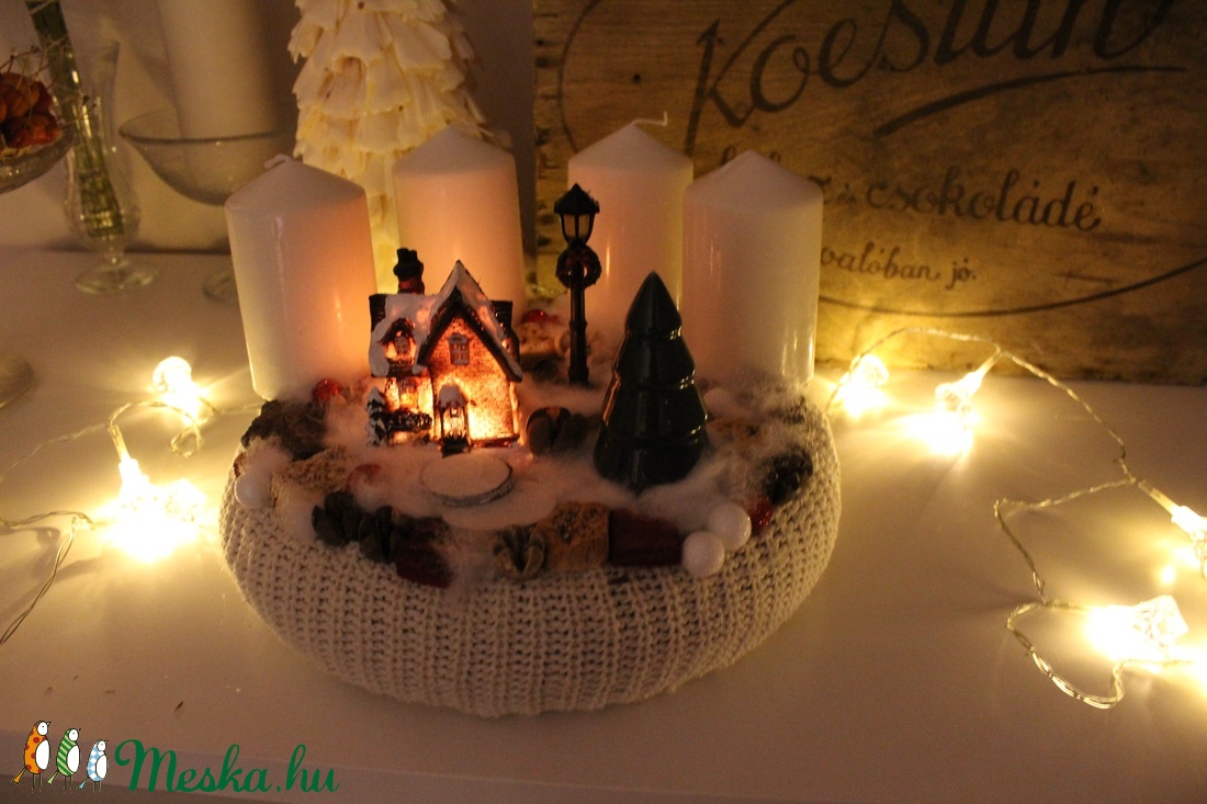 Karácsonyi mesevilág- világító házikós adventi koszorú, karácsonyi dekoráció, asztaldísz, piros-fehér - karácsony - adventi díszek - adventi koszorú - Meska.hu