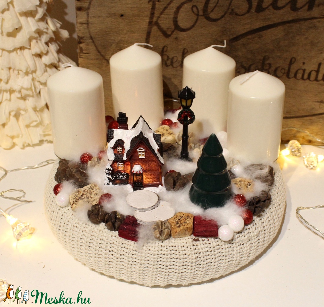 Karácsonyi mesevilág- világító házikós adventi koszorú, karácsonyi dekoráció, asztaldísz, piros-fehér - karácsony - adventi díszek - adventi koszorú - Meska.hu