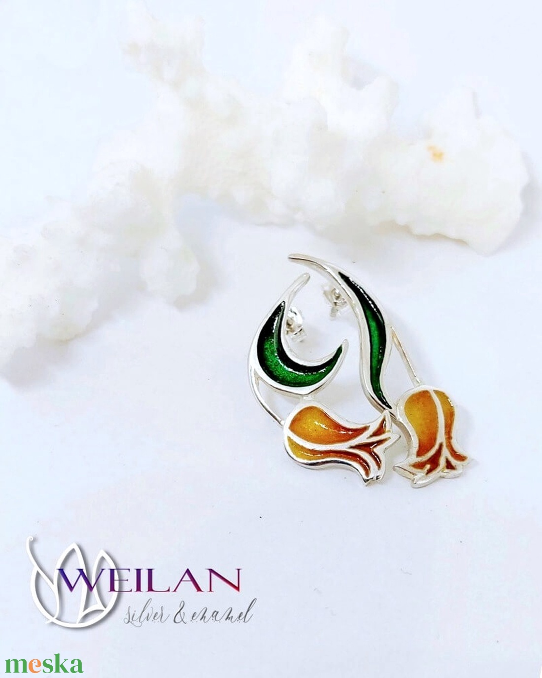 Hej'tulipán - Virágszálam aszimmetrikus ezüst tűzzománc fülbevaló, stiftes kialakítás - narancs-arany-zöld - ékszer - fülbevaló - lógó fülbevaló - Meska.hu