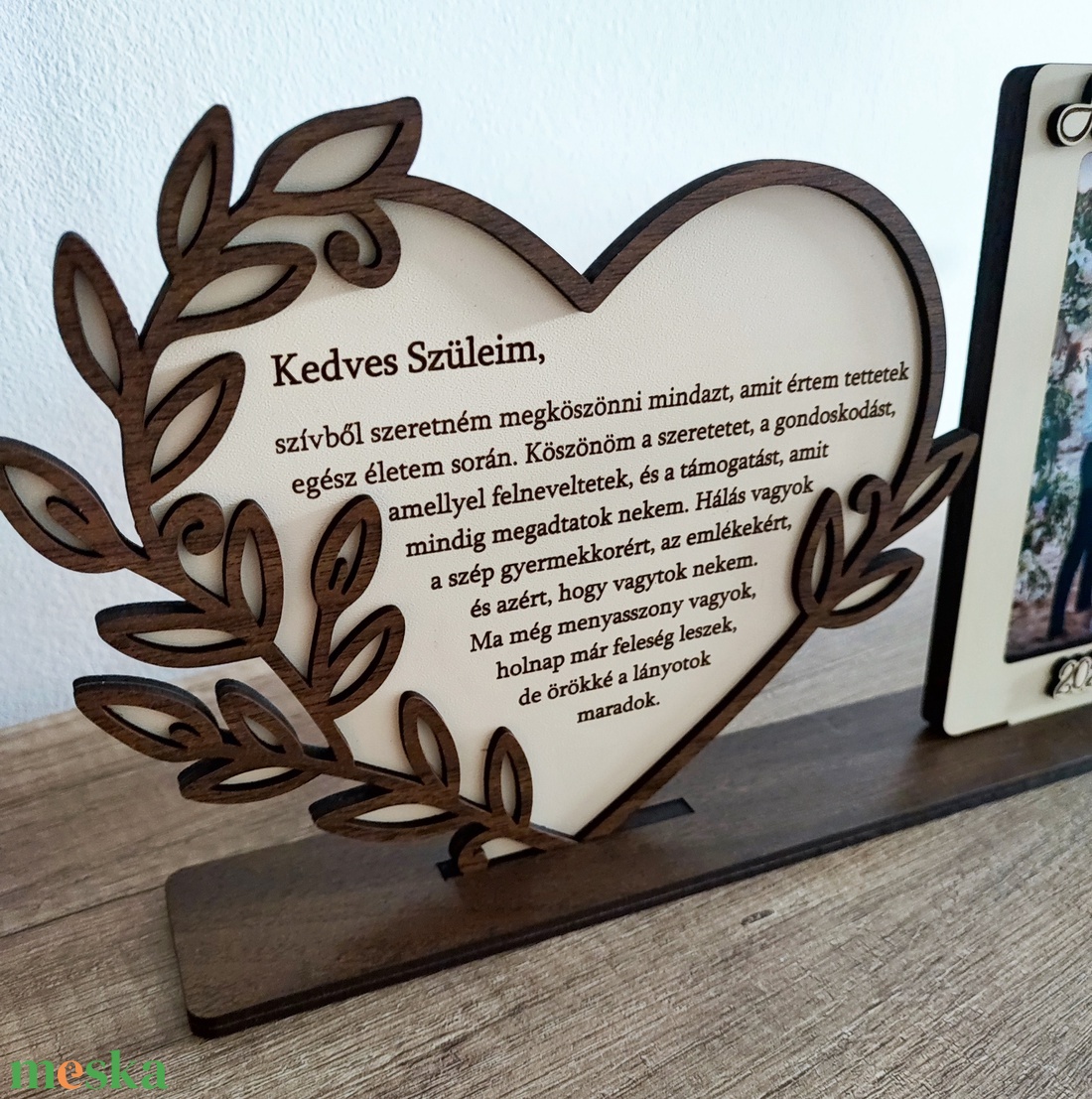 Gravírozott szülőköszöntő ajándék fényképtartóval menyasszonytól vagy vőlegénytől - esküvő - emlék & ajándék - köszönőajándék - Meska.hu Gravírozott szülőköszöntő ajándék fényképtartóval menyasszonytól vagy vőlegénytől - esküvő - emlék & ajándék - köszönőajándék - Meska.hu