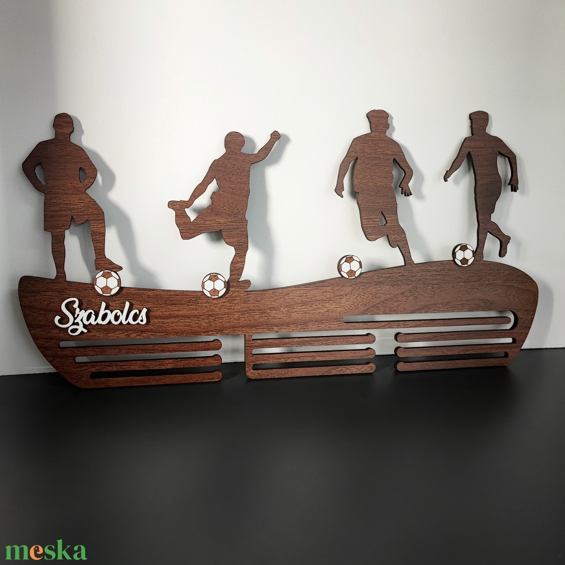 Focis éremtartó  személyre szabható névvel - otthon & életmód - dekoráció - fali és függő dekoráció - éremtartó - Meska.hu