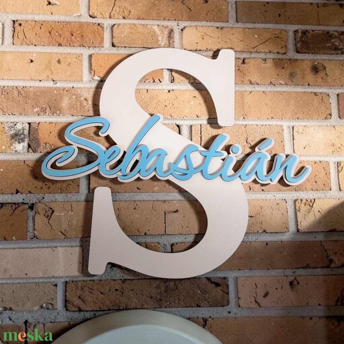 Fa névtábla nagy kezdőbetűvel és teljes névvel. A két réteg színe szabadon választható. - baba - mama - babaszoba dekoráció - gyerek névtábla - Meska.hu