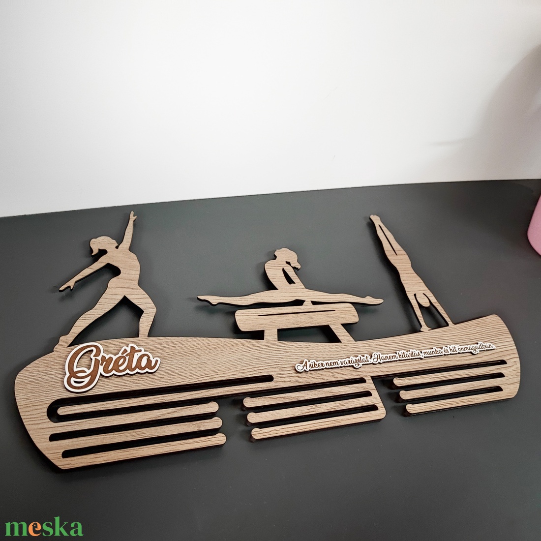 Szertornász éremtartó � személyre szabható névvel és idézettel  - otthon & életmód - dekoráció - fali és függő dekoráció - éremtartó - Meska.hu