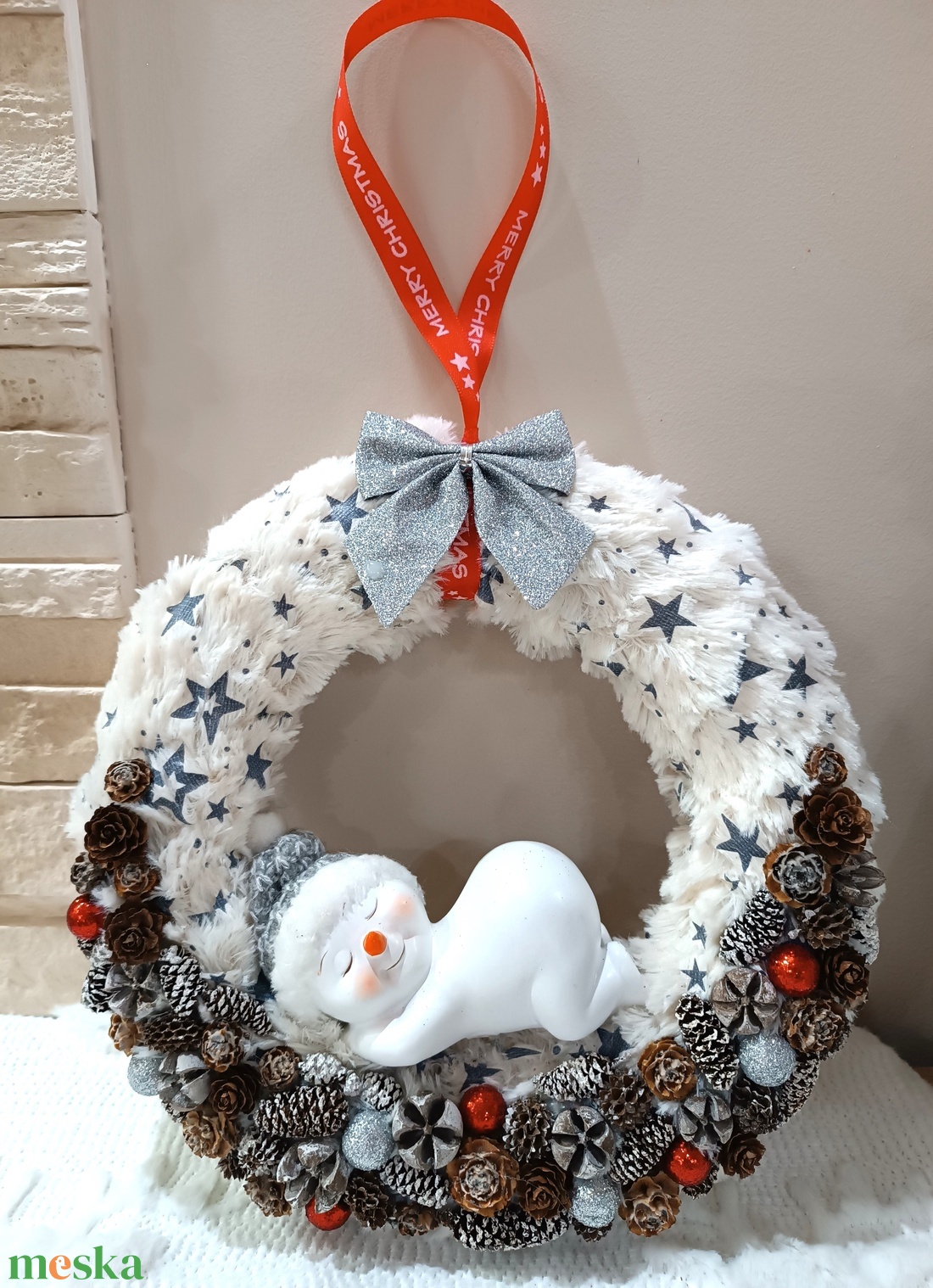 Plüss koszorú alapon, hóemberes kopogtató, ajtódísz - karácsony - karácsonyi lakásdekoráció - karácsonyi ajtódíszek - Meska.hu Plüss koszorú alapon, hóemberes kopogtató, ajtódísz - karácsony - karácsonyi lakásdekoráció - karácsonyi ajtódíszek - Meska.hu