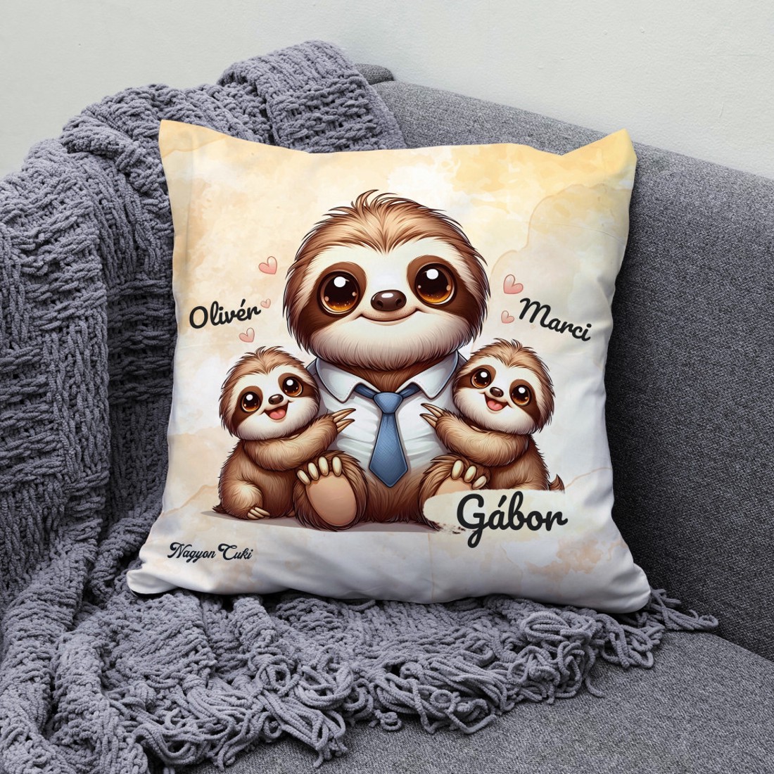 Névvel kérhető - Cuki lajhár Nyakkendős Apa és két gyerek mintás párna - otthon & életmód - lakástextil - párna & párnahuzat - díszpárna (belsővel együtt) - Meska.hu