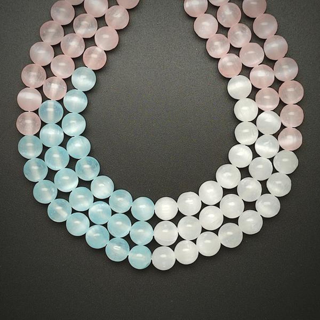 Szelenit szinezett fehér pink vil. kék golyó 8,5mm  ékszerkészítő alapanyag (füzér) - kellékek & szerszámok - ásvány alapanyag - ásványfüzér - Meska.hu