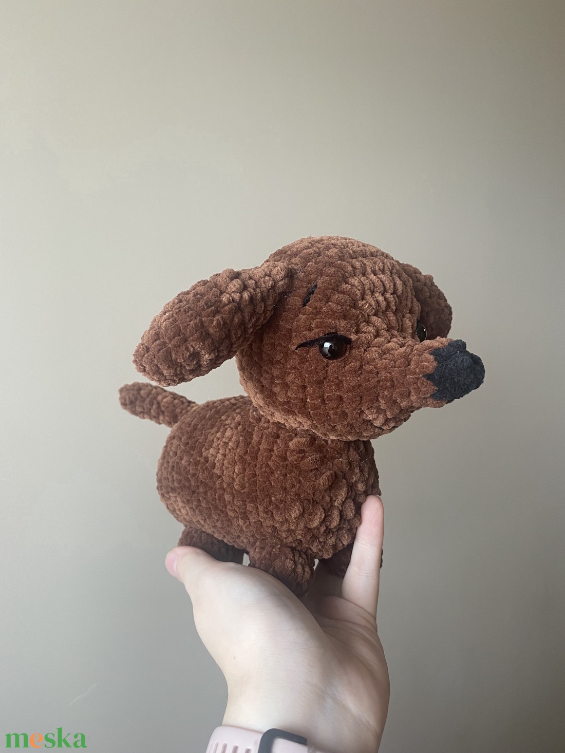 Horgolt tacskó - játék & sport - plüssállat & játékfigura - kutya - Meska.hu