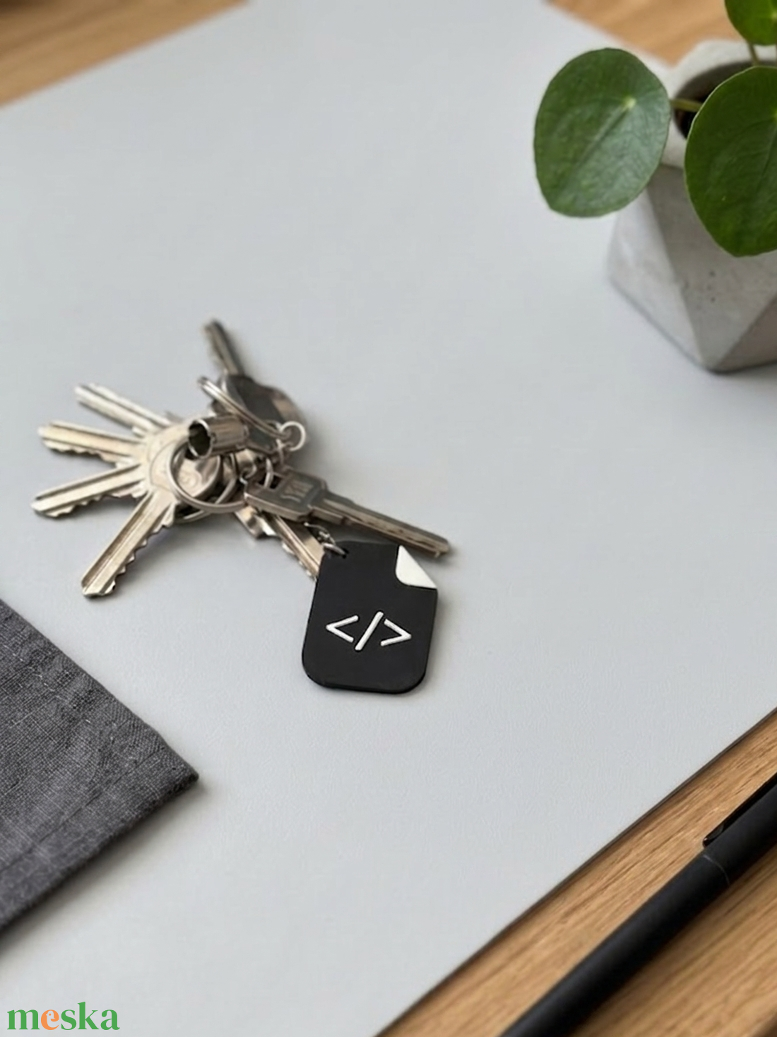 Programozói kulcstartó </> � Ajándék programozóknak, szoftverfejlesztői kulcstartó, technikai rajongóknak szóló kiegészí - táska & tok - kulcstartó & táskadísz - kulcstartó - Meska.hu