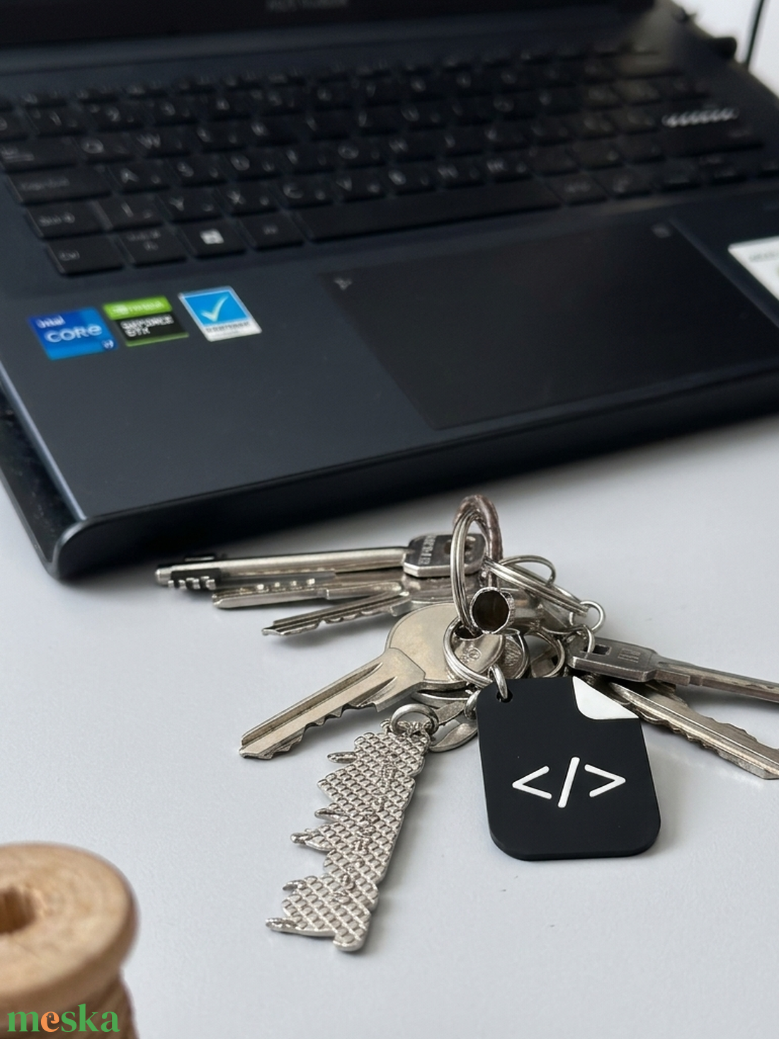 Programozói kulcstartó </> � Ajándék programozóknak, szoftverfejlesztői kulcstartó, technikai rajongóknak szóló kiegészí - táska & tok - kulcstartó & táskadísz - kulcstartó - Meska.hu