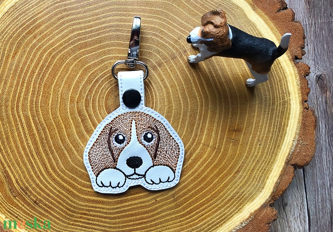 Beagle kutyás textilbőr hímzett-Kulcstartó - táska & tok - kulcstartó & táskadísz - kulcstartó - Meska.hu Beagle kutyás textilbőr hímzett-Kulcstartó - táska & tok - kulcstartó & táskadísz - kulcstartó - Meska.hu