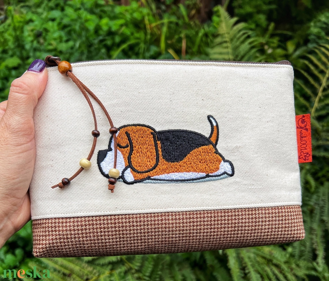 Hímzett Beagle mintás natúr vászon és szövet talpas neszesszer. - táska & tok - neszesszer - Meska.hu Hímzett Beagle mintás natúr vászon és szövet talpas neszesszer. - táska & tok - neszesszer - Meska.hu