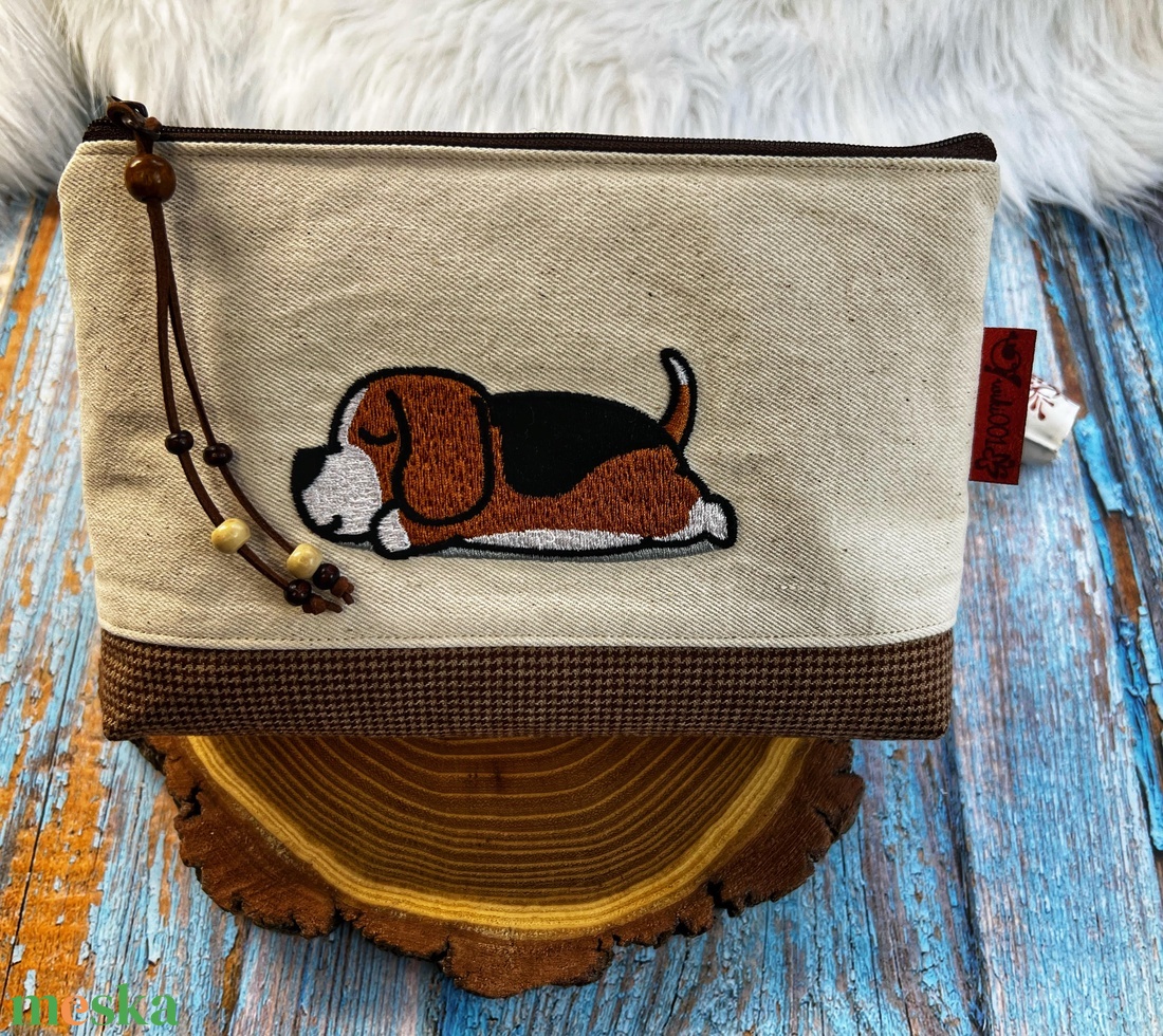 Hímzett Beagle mintás natúr vászon és szövet talpas neszesszer. - táska & tok - neszesszer - Meska.hu Hímzett Beagle mintás natúr vászon és szövet talpas neszesszer. - táska & tok - neszesszer - Meska.hu