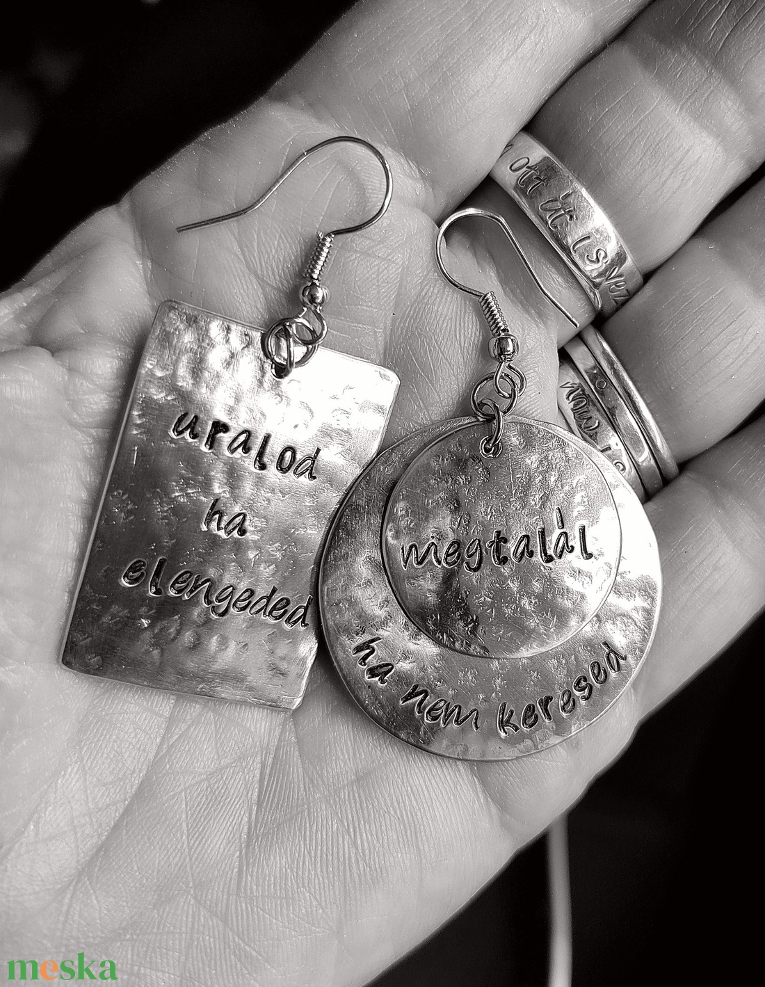 Feliratos fülbevaló  - ékszer - fülbevaló - lógó fülbevaló - Meska.hu