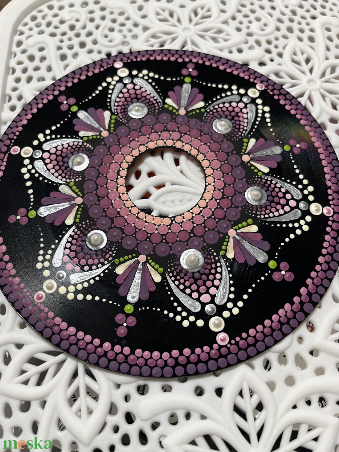 Lila pontfestett mandala bakelit lemezen  - otthon & életmód - dekoráció - spiritualitás - mandala - Meska.hu
