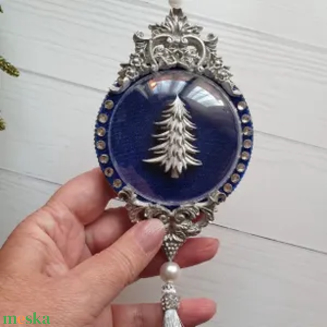 Kézzel készült kék karácsonyi óra vintage dekoráció strasszokkal és bojtokkal, elegáns ünnepi ajándék - karácsony - karácsonyi lakásdekoráció - karácsonyfadíszek - Meska.hu Kézzel készült kék karácsonyi óra vintage dekoráció strasszokkal és bojtokkal, elegáns ünnepi ajándék - karácsony - karácsonyi lakásdekoráció - karácsonyfadíszek - Meska.hu