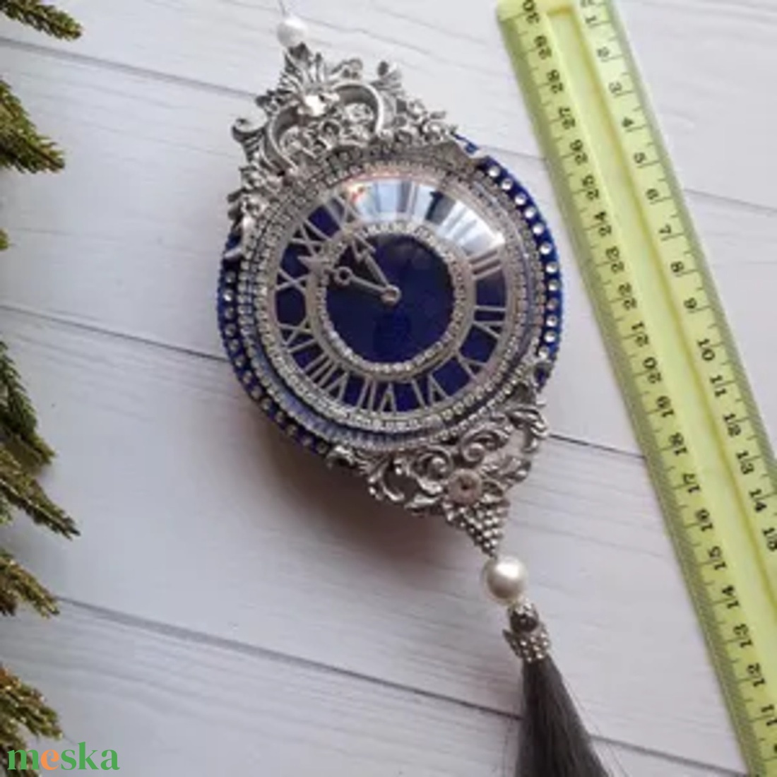 Kézzel készült kék karácsonyi óra vintage dekoráció strasszokkal és bojtokkal, elegáns ünnepi ajándék - karácsony - karácsonyi lakásdekoráció - karácsonyfadíszek - Meska.hu Kézzel készült kék karácsonyi óra vintage dekoráció strasszokkal és bojtokkal, elegáns ünnepi ajándék - karácsony - karácsonyi lakásdekoráció - karácsonyfadíszek - Meska.hu