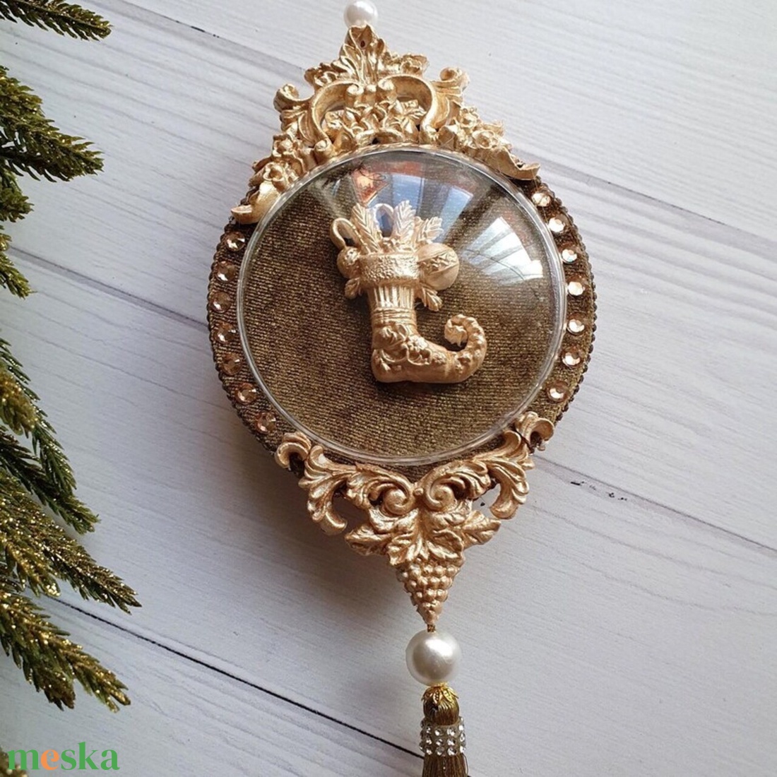 Exkluzív kézzel készült olívazöld karácsonyi óra vintage dekoráció strasszokkal és bojtokkal, elegáns ajándék - karácsony - karácsonyi lakásdekoráció - karácsonyfadíszek - Meska.hu Exkluzív kézzel készült olívazöld karácsonyi óra vintage dekoráció strasszokkal és bojtokkal, elegáns ajándék - karácsony - karácsonyi lakásdekoráció - karácsonyfadíszek - Meska.hu