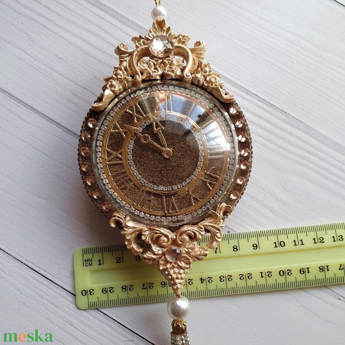 Exkluzív kézzel készült olívazöld karácsonyi óra vintage dekoráció strasszokkal és bojtokkal, elegáns ajándék - karácsony - karácsonyi lakásdekoráció - karácsonyfadíszek - Meska.hu Exkluzív kézzel készült olívazöld karácsonyi óra vintage dekoráció strasszokkal és bojtokkal, elegáns ajándék - karácsony - karácsonyi lakásdekoráció - karácsonyfadíszek - Meska.hu