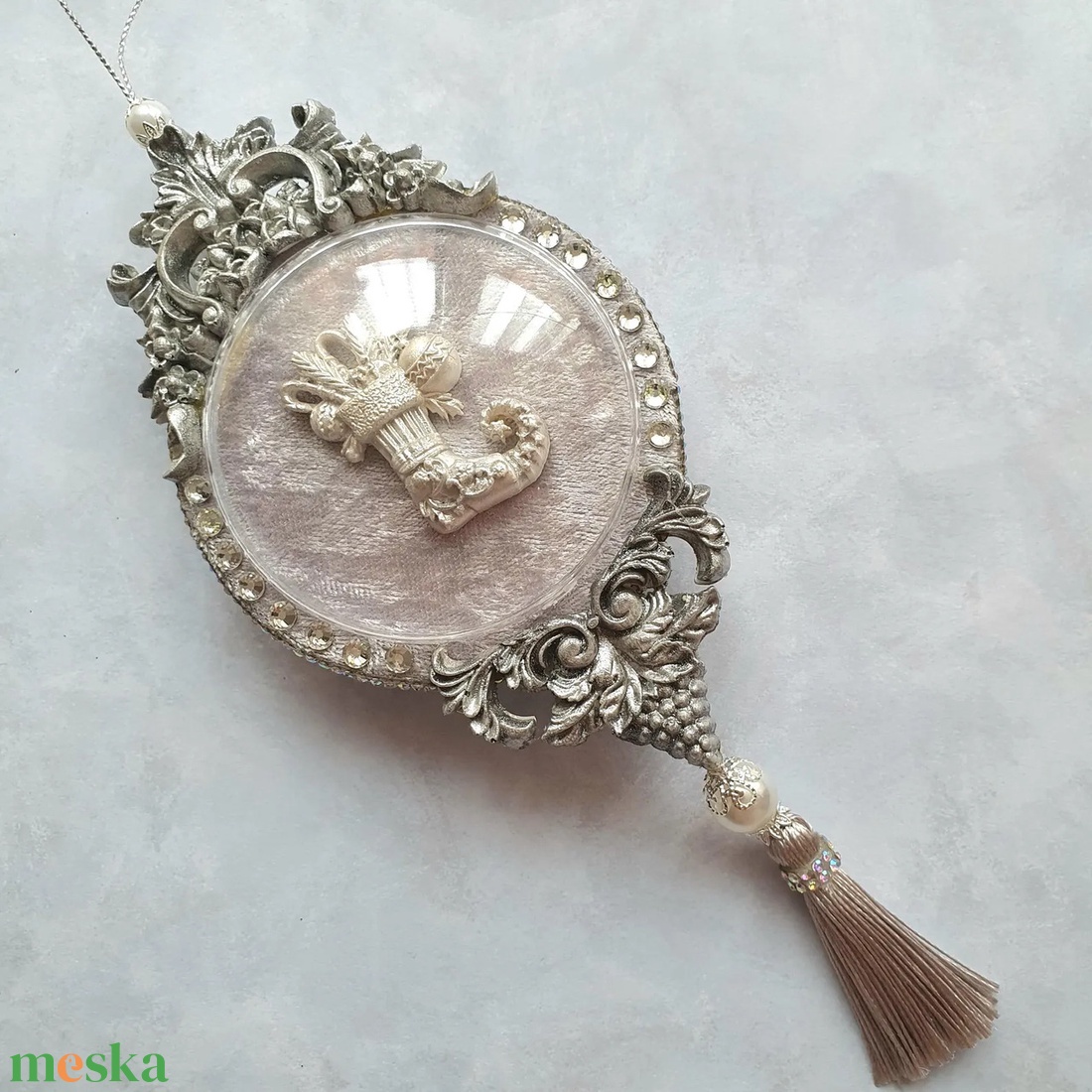 Kézzel készült ezüst karácsonyi óra vintage dekoráció strasszokkal, bojtokkal, elegáns ünnepi ajándék - karácsony - karácsonyi lakásdekoráció - karácsonyfadíszek - Meska.hu Kézzel készült ezüst karácsonyi óra vintage dekoráció strasszokkal, bojtokkal, elegáns ünnepi ajándék - karácsony - karácsonyi lakásdekoráció - karácsonyfadíszek - Meska.hu