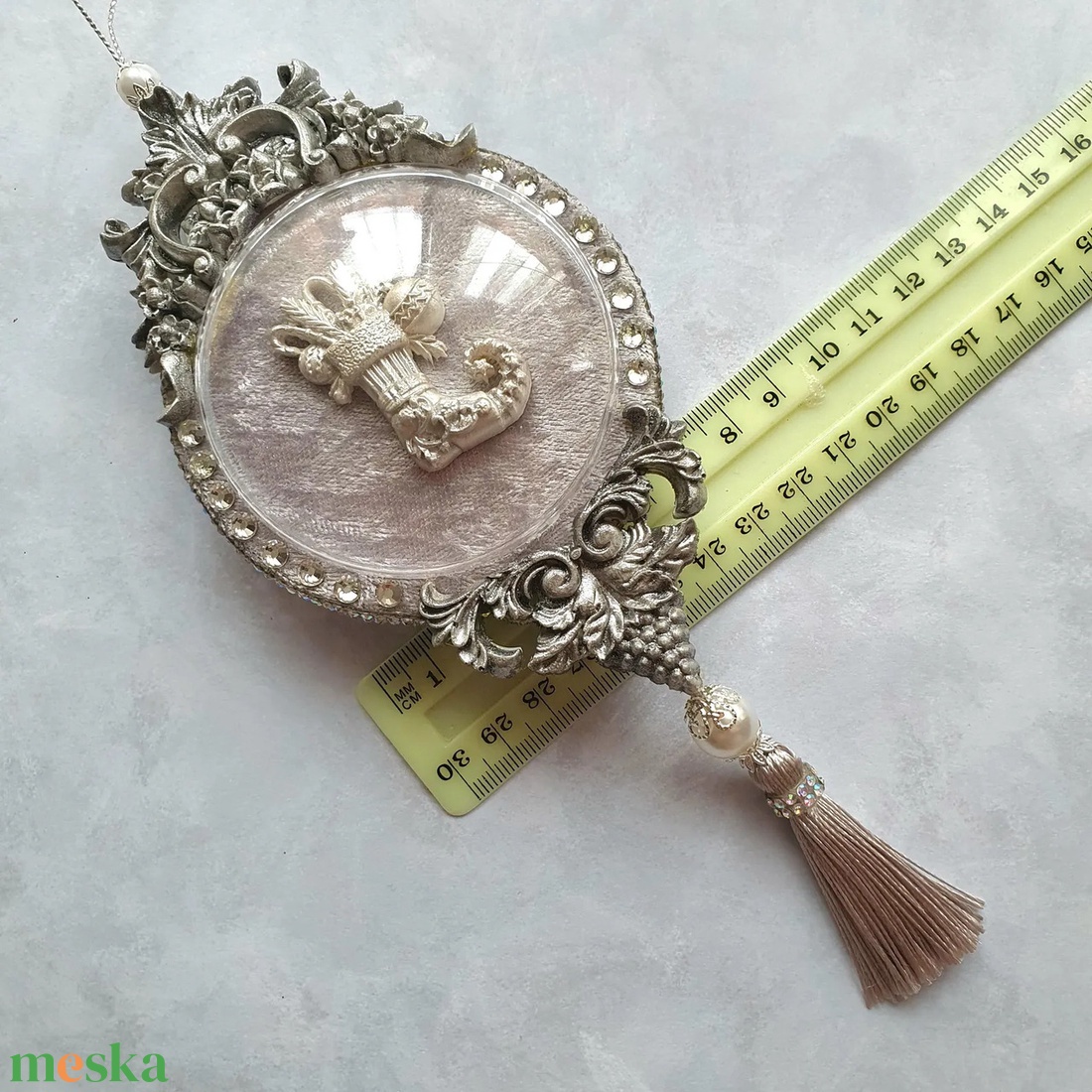 Kézzel készült ezüst karácsonyi óra vintage dekoráció strasszokkal, bojtokkal, elegáns ünnepi ajándék - karácsony - karácsonyi lakásdekoráció - karácsonyfadíszek - Meska.hu Kézzel készült ezüst karácsonyi óra vintage dekoráció strasszokkal, bojtokkal, elegáns ünnepi ajándék - karácsony - karácsonyi lakásdekoráció - karácsonyfadíszek - Meska.hu