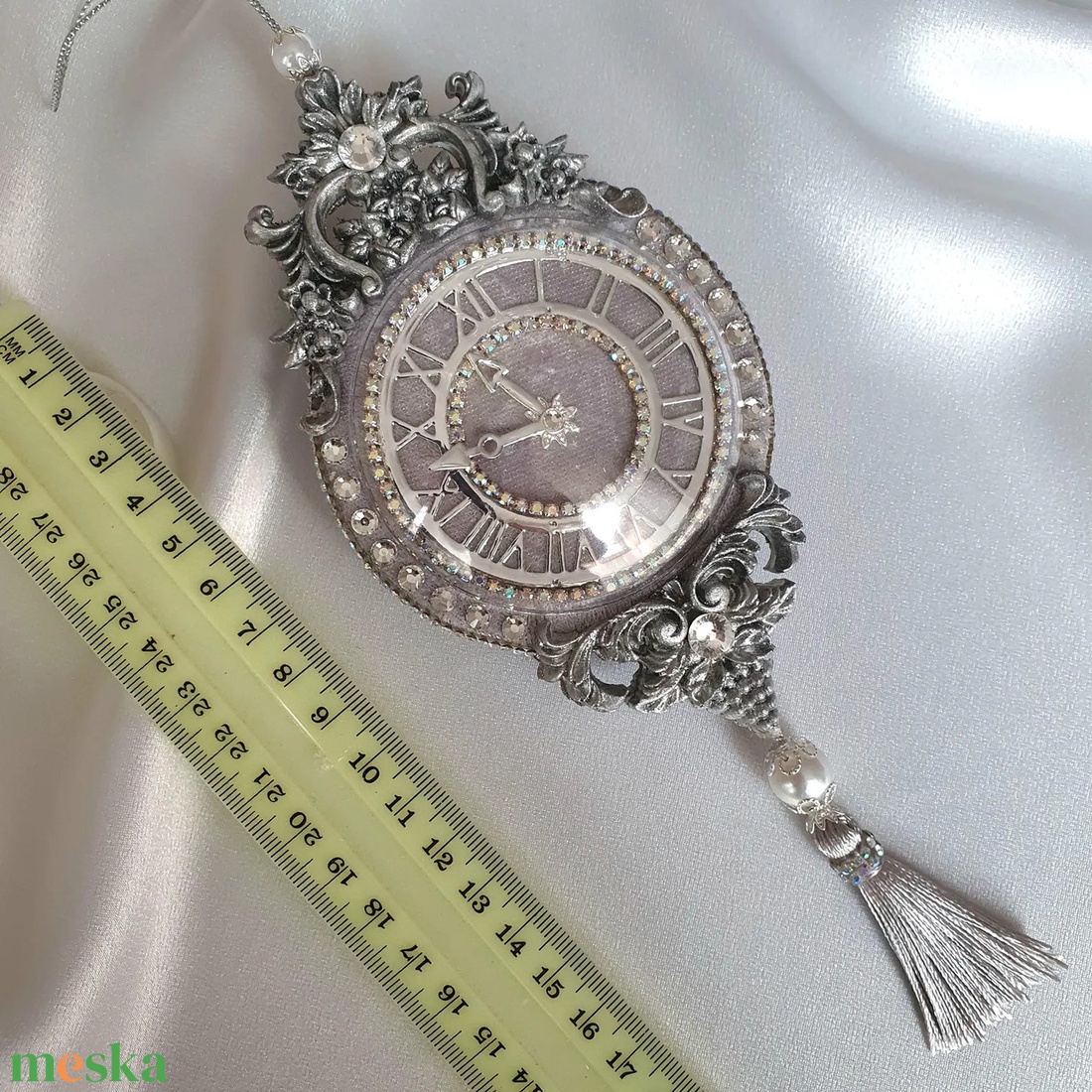 Kézzel készült ezüst karácsonyi óra vintage dekoráció strasszokkal, bojtokkal, elegáns ünnepi ajándék - karácsony - karácsonyi lakásdekoráció - karácsonyfadíszek - Meska.hu Kézzel készült ezüst karácsonyi óra vintage dekoráció strasszokkal, bojtokkal, elegáns ünnepi ajándék - karácsony - karácsonyi lakásdekoráció - karácsonyfadíszek - Meska.hu
