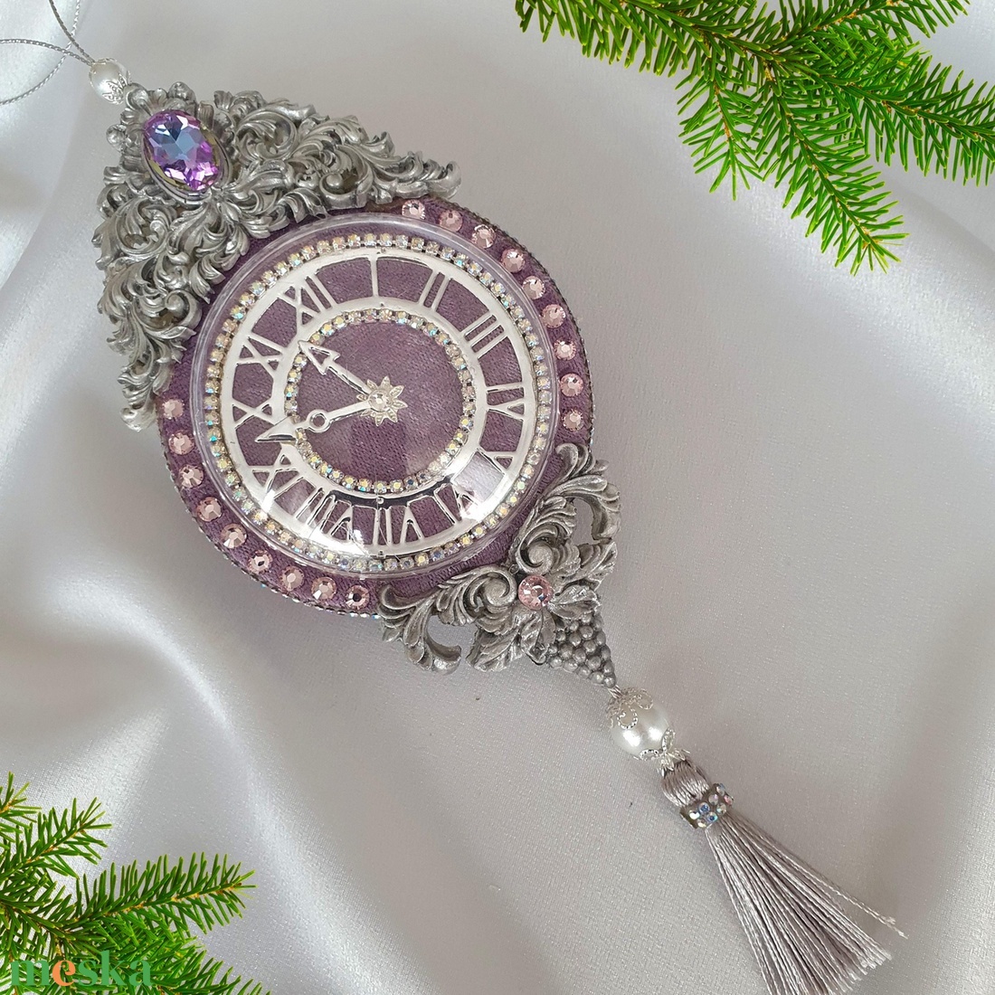 Kézzel készült lila bársony karácsonyi óra vintage stílusú dekoráció strasszokkal, bojtokkal, elegáns ünnepi dísz - karácsony - karácsonyi lakásdekoráció - karácsonyfadíszek - Meska.hu Kézzel készült lila bársony karácsonyi óra vintage stílusú dekoráció strasszokkal, bojtokkal, elegáns ünnepi dísz - karácsony - karácsonyi lakásdekoráció - karácsonyfadíszek - Meska.hu