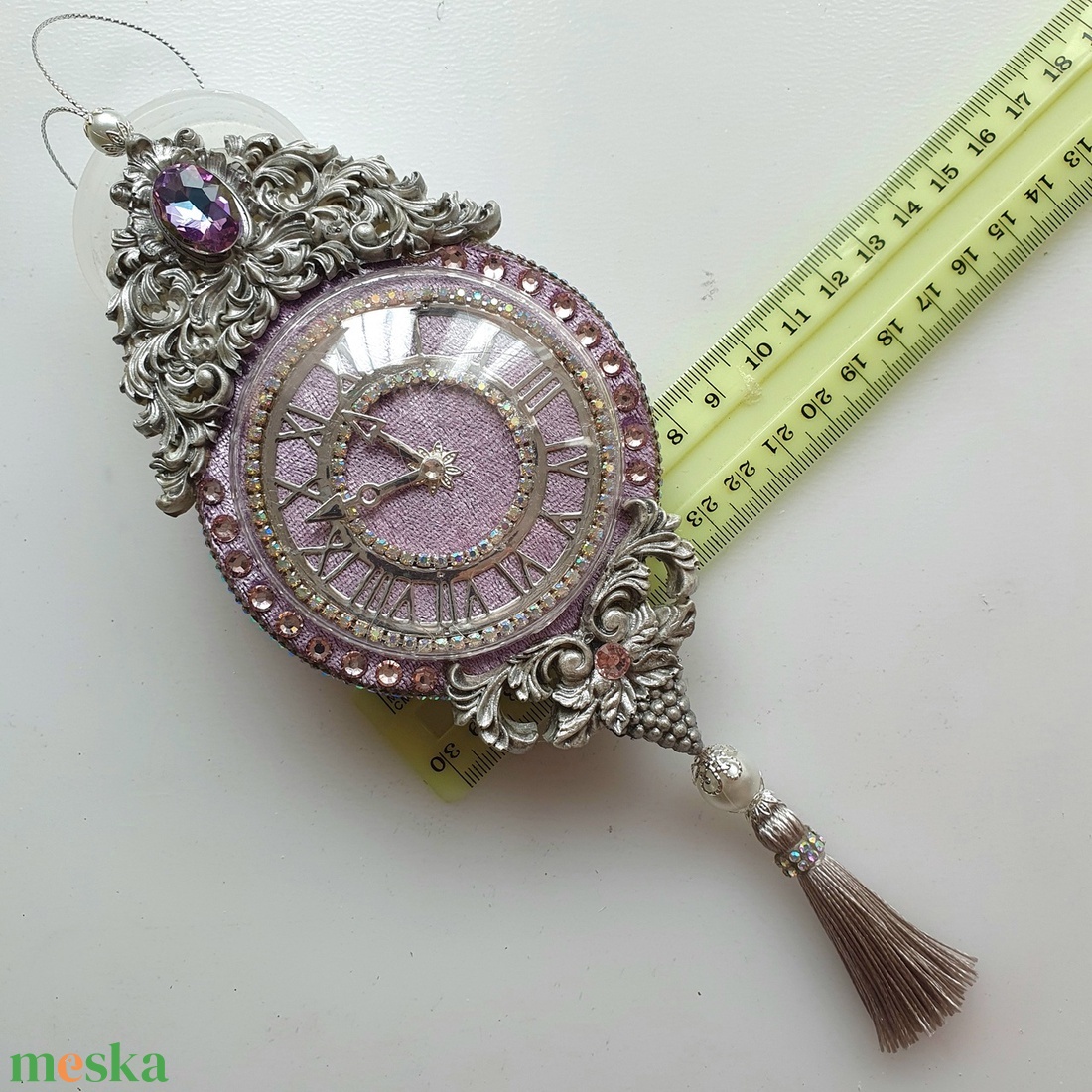 Kézzel készült lila bársony karácsonyi óra vintage stílusú dekoráció strasszokkal, bojtokkal, elegáns ünnepi dísz - karácsony - karácsonyi lakásdekoráció - karácsonyfadíszek - Meska.hu Kézzel készült lila bársony karácsonyi óra vintage stílusú dekoráció strasszokkal, bojtokkal, elegáns ünnepi dísz - karácsony - karácsonyi lakásdekoráció - karácsonyfadíszek - Meska.hu