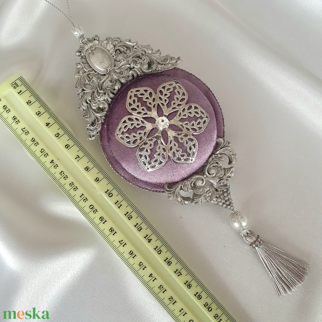 Kézzel készült lila bársony karácsonyi óra vintage stílusú dekoráció strasszokkal, bojtokkal, elegáns ünnepi dísz - karácsony - karácsonyi lakásdekoráció - karácsonyfadíszek - Meska.hu Kézzel készült lila bársony karácsonyi óra vintage stílusú dekoráció strasszokkal, bojtokkal, elegáns ünnepi dísz - karácsony - karácsonyi lakásdekoráció - karácsonyfadíszek - Meska.hu