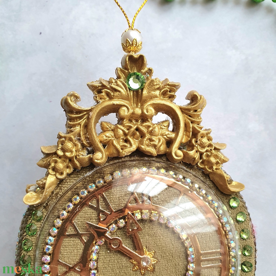 Kézzel készült olívazöld bársony karácsonyi óra vintage stílusú dekoráció strasszokkal, bojtokkal, elegáns ünnepi dísz - karácsony - karácsonyi lakásdekoráció - karácsonyfadíszek - Meska.hu Kézzel készült olívazöld bársony karácsonyi óra vintage stílusú dekoráció strasszokkal, bojtokkal, elegáns ünnepi dísz - karácsony - karácsonyi lakásdekoráció - karácsonyfadíszek - Meska.hu
