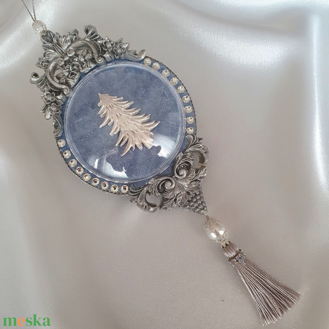 Kézzel készített világoskék bársony karácsonyi óra 8 cm vintage karácsonyfadísz, limitált kiadás, elegáns dekoráció - karácsony - karácsonyi lakásdekoráció - karácsonyfadíszek - Meska.hu Kézzel készített világoskék bársony karácsonyi óra 8 cm vintage karácsonyfadísz, limitált kiadás, elegáns dekoráció - karácsony - karácsonyi lakásdekoráció - karácsonyfadíszek - Meska.hu
