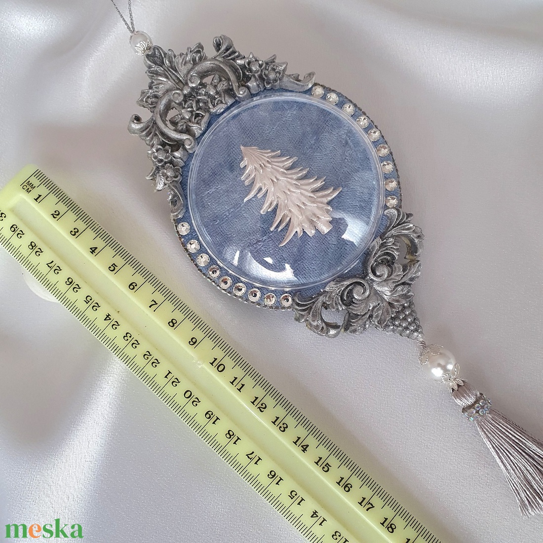 Kézzel készített világoskék bársony karácsonyi óra 8 cm vintage karácsonyfadísz, limitált kiadás, elegáns dekoráció - karácsony - karácsonyi lakásdekoráció - karácsonyfadíszek - Meska.hu Kézzel készített világoskék bársony karácsonyi óra 8 cm vintage karácsonyfadísz, limitált kiadás, elegáns dekoráció - karácsony - karácsonyi lakásdekoráció - karácsonyfadíszek - Meska.hu